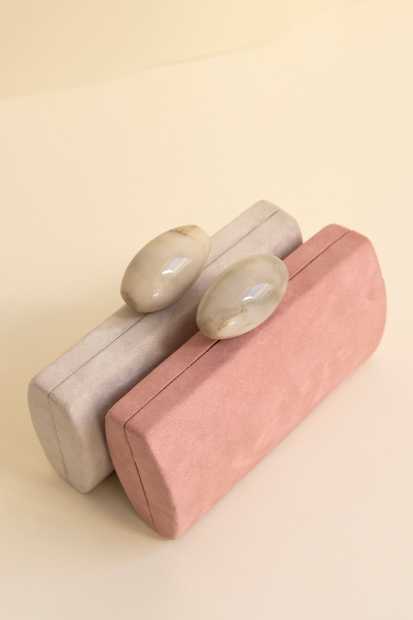 Clutch Oval Hueso Suede Beige · Pretty in Pink ·