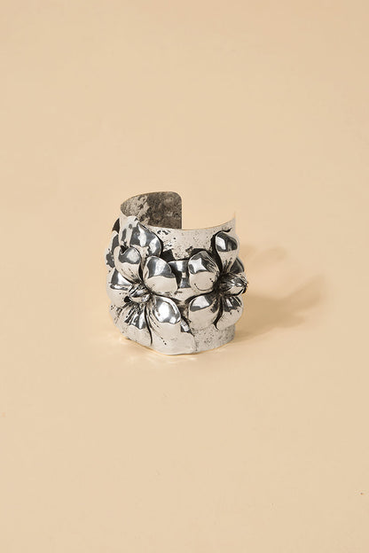 Brazalete Cleo Plateado  · Allegra ·