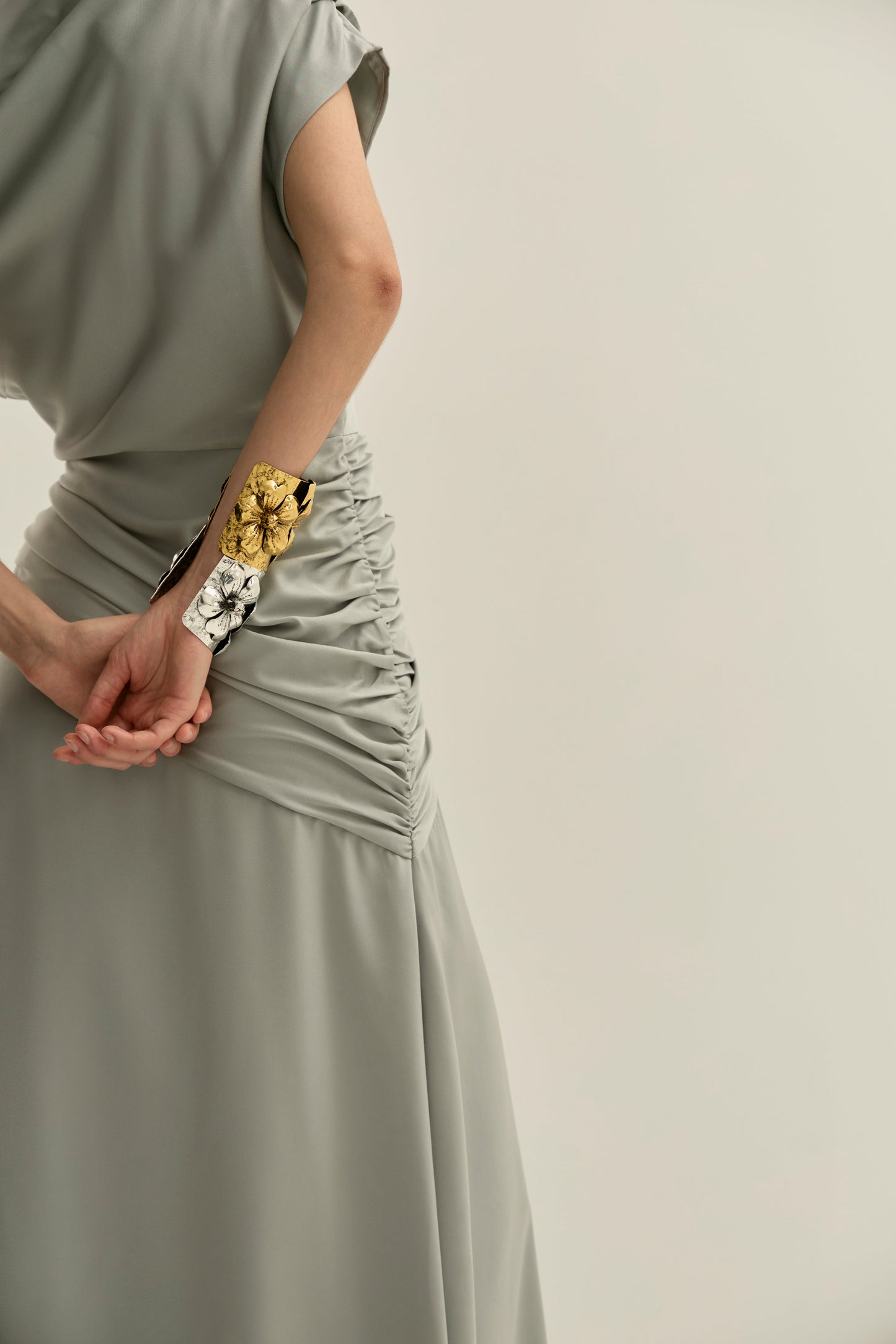 Brazalete Cleo Plateado  · Allegra ·