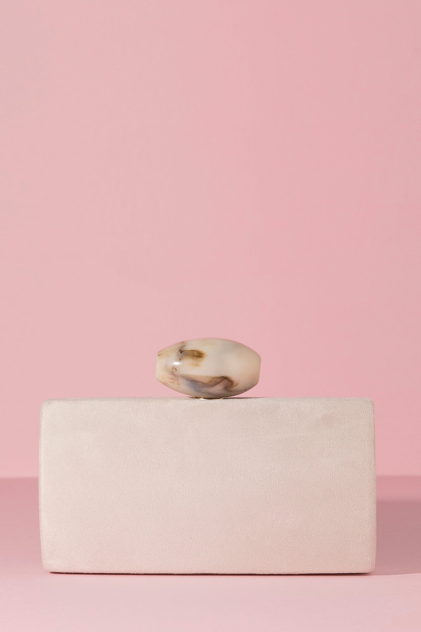 Clutch Oval Hueso Suede Beige · Pretty in Pink ·
