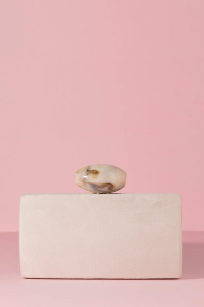 Clutch Oval Hueso Suede Beige · Pretty in Pink ·