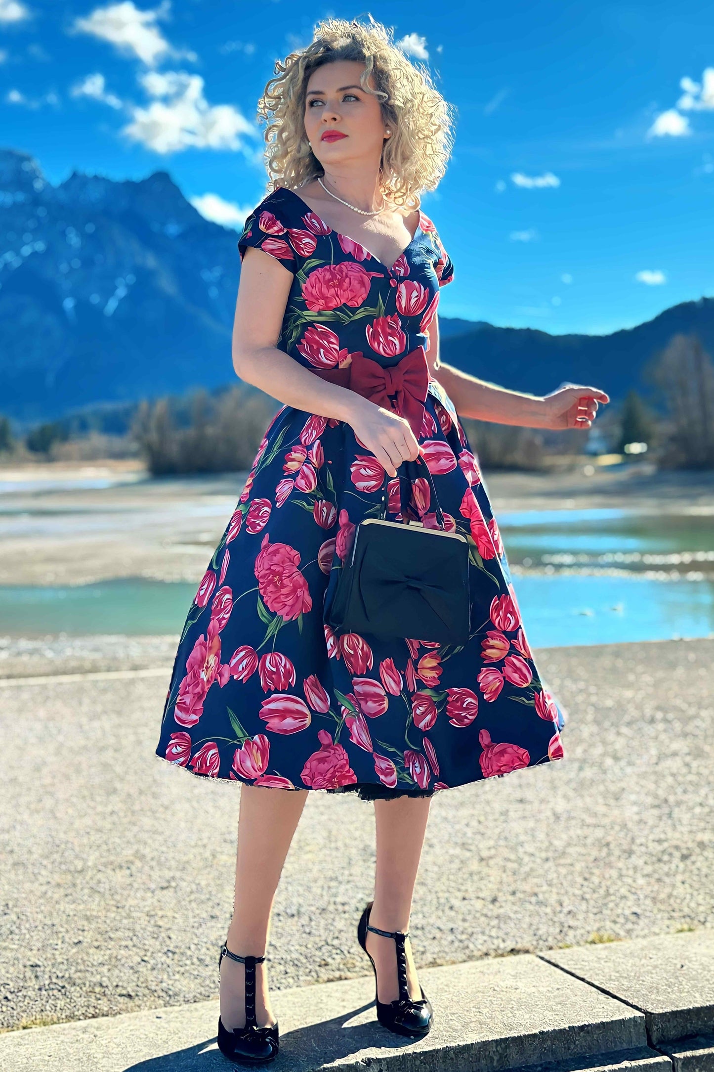 Lily Short Sleeved 50s Pleated Dress in Navy Tulip